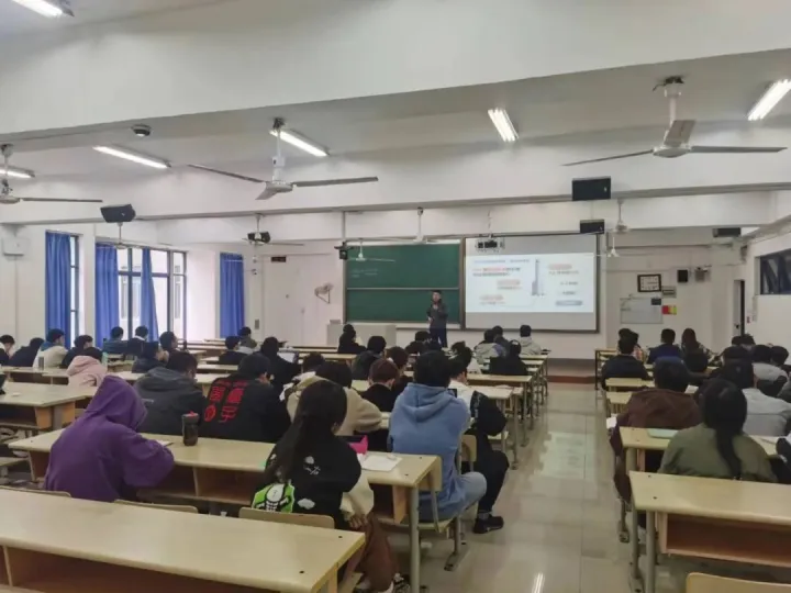 南京郵電大學通信與信息工程學院邀evo真人视讯科技召開職業(yè)生涯規(guī)劃系列講座