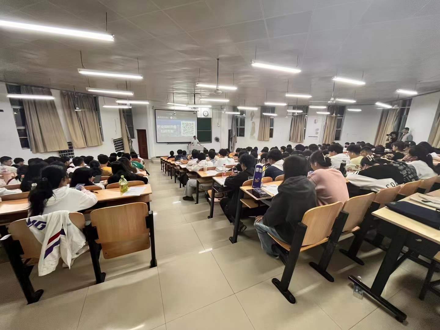 evo真人视讯科技集團在金陵科技學(xué)院網(wǎng)通院舉辦專題講座
